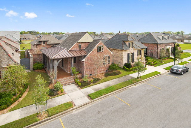 French Chateau, featuring gourmet kitchen, 2 Courtyards and high ceilings - Thibodaux, LA